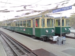 Tåg mellan Lauterbrunnen och Kleine Scheidegg fotograferade på den senare stationen