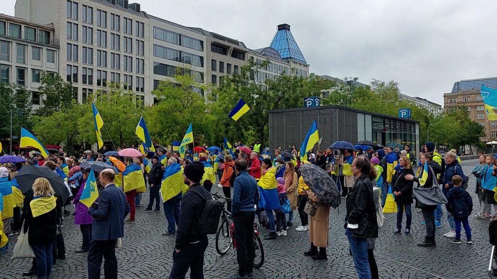 Bild på demonstration för ett fritt Ukraina, mot Putins angreppskrig. 